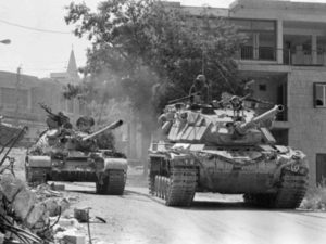 טנקים ישראלים בכפר בלבנון יוני 1982 (AP)