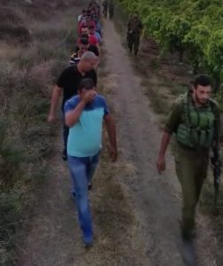 חיילים שומרים על הפלסטינים שנתפסו