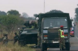 צבא זמבבואה חוסם את הדרכים. צילום: AP