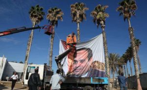 מורידים את תמונתו של נשיא מצרים מהמעברים
