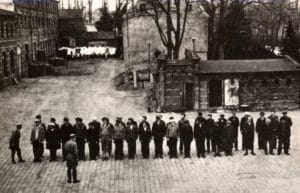 אסירים במסדר במחנה דאכאו