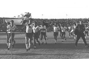 זיכרון מתוק: נבחרת ישראל מחזיקה בגביע אסיה, 1964