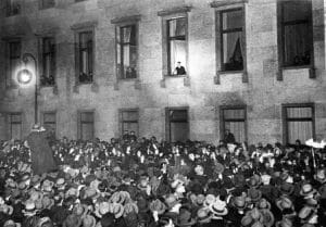 היטלר בחלון לשכת הקנצלר ינואר 1933