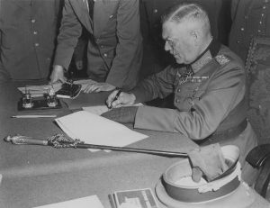 וילהלם קייטל חותם על הכניעה האחרונה, ברלין, 8 במאי 1945