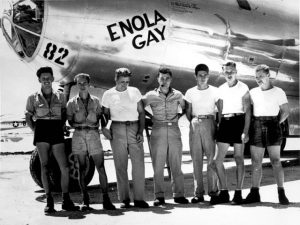 מטוס "אנולה גיי" וצוותו שהטילו את פצצת "ילד קטן" על הירושימה (קולונל פול טיבטס עומד באמצע)