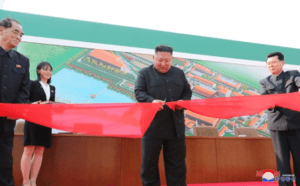 מנהיג צפון קוריאה הטקס גזירת הסרט