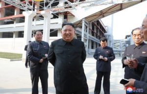 מנהיג צפון קוריאה מופיע בפומביי ומזים את ההשערות סביב היעלמותו