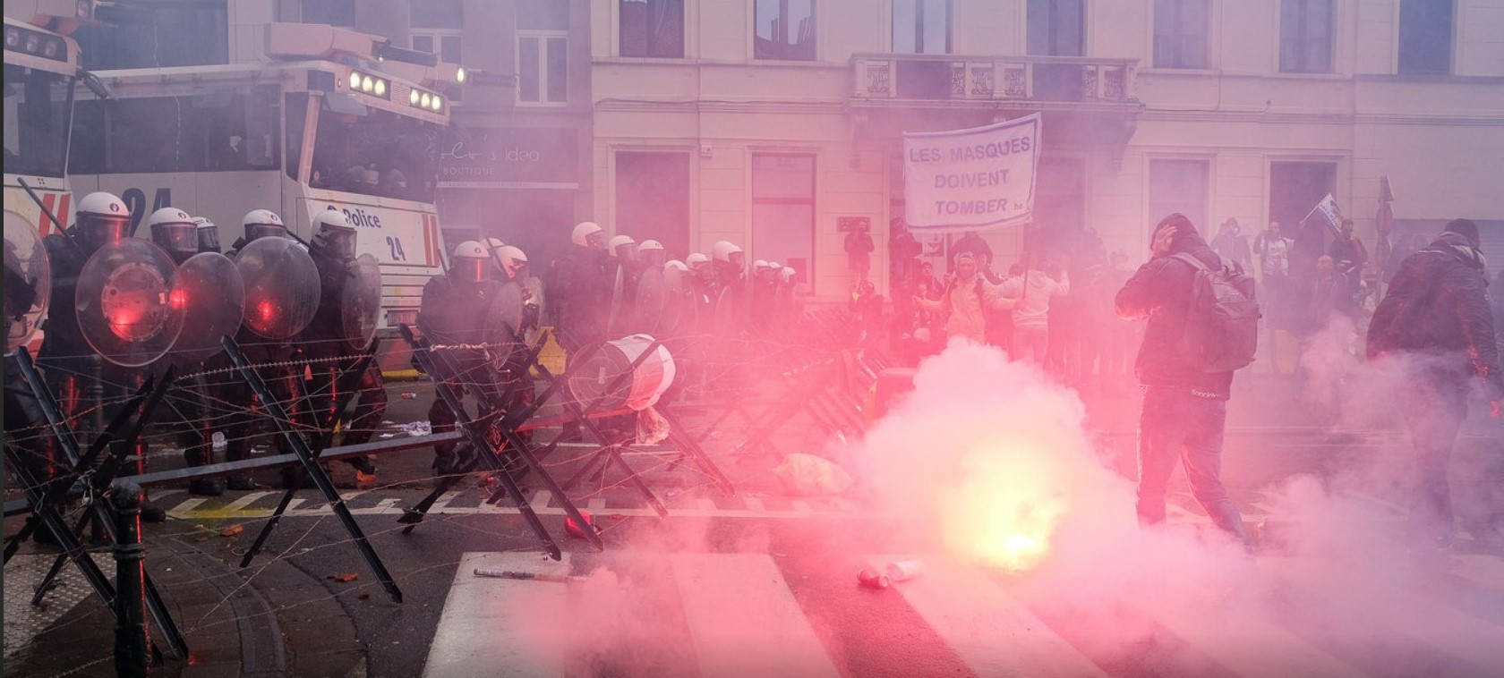 הפגנות בבריסל: חזיזים ותימרות עשן נגד קורונה וחיסונים