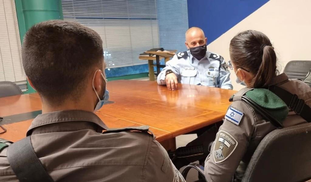 מפקד מחוז ירושלים ניצב דורון תורג’מן עם שוטרי מג״ב שנטרלו את המחבל.