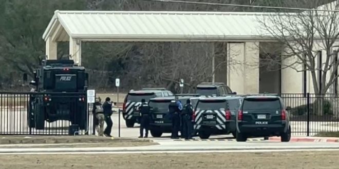 בני ערובה מוחזקים בידי חמוש בבית כנסת בטקסס